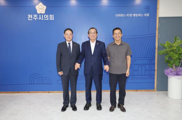 최주만 전주시의회 의장가운데이 진영문 한국산림기술인회 회장 등 관계자들과 간담회를 가진 뒤 기념촬영을 하고 있다사진전주시의회