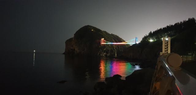 울릉군 섬목관음도 연도교의 야간 조명이 바다 위에 형형색색으로 반사되며 아름다운 야경을 연출하고 있다사진울릉군