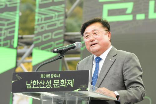 박관열 광주시장이 제31회 남한산성문화제에서 인사말을 하고 있다사진경기 광주시
