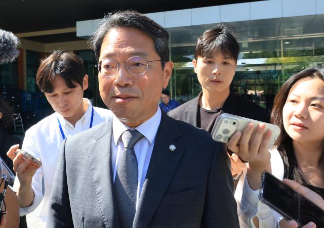 김승원 법무부 장관 후보자가 19일 사퇴 기자회견을 마치고 국회 소통관을 나서고 있다 사진연합뉴스