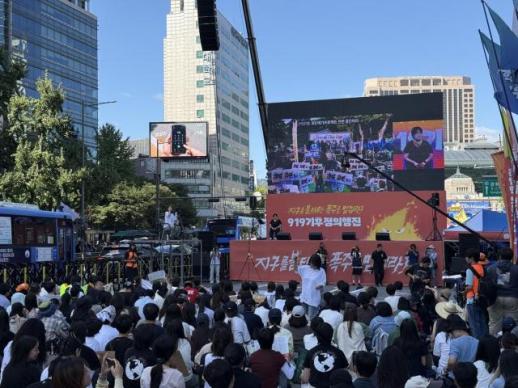 Các tổ chức môi trường tuần hành tại trung tâm Seoul, yêu cầu dừng 3 siêu dự án của chính phủ 