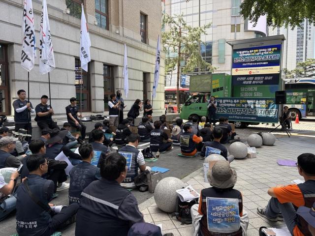Các thành viên Công đoàn Vận tải Công cộng tập trung trước trụ sở Seoul của Tập đoàn Điện lực Hàn Quốc KEPCO

Ảnh Yang Su-yeon