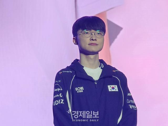 ‘한화생명 초청 LoL 국가대표 평가전’ 1일 차 경기가 19일 부산 영화의전당에서 열렸다 19일과 20일 이틀간 약 2400석 규모의 공개 행사로 진행되었다 사진은 페이커 이상혁 선수 사진선재관 기자