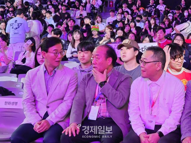 왼쪽부터 전재수 부산광역시장 김영만 한국e스포츠협회장 김철학 한국e스포츠협회 사무처장사진선재관 기자