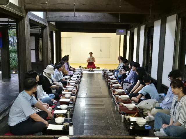 운현궁에서 진행하는 야간 프로그램 달빛 차방을 참가자들이 즐기고 있는 모습 사진서울시 