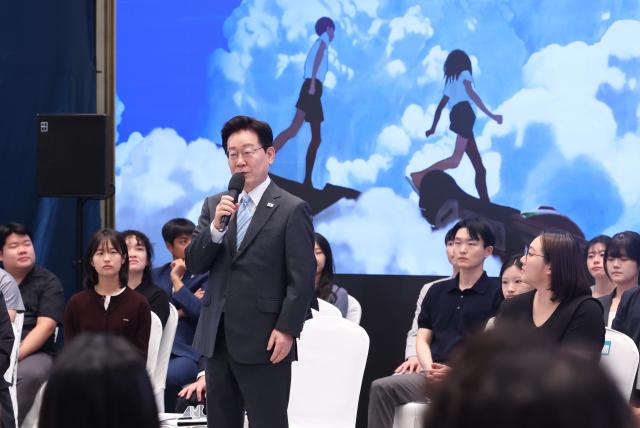 이재명 대통령이 19일 청와대에서 열린 청년의 날 기념식 행사에서 마무리 발언을 하고 있다 사진연합뉴스