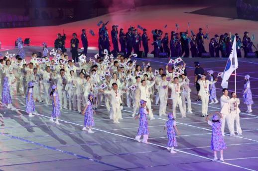 名古屋亚运会大幕开启 韩国代表团亮相开幕式