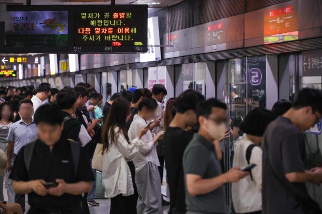 Long-term residents drive record foreign jobless payouts