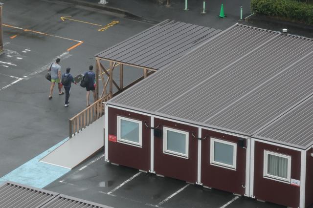 2026 아이치·나고야 아시안게임 개막을 앞둔 11일 일본 나고야항 인근에 만들어진 컨테이너형 목조 조립식 숙소 단지에서 이란 선수단 관계자들이 이동하고 있다 사진연합뉴스