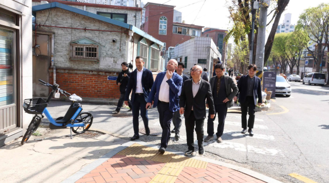 삼성물산이 18조원 규모 ‘성수3지구’ 재개발 시공사로 선정됐다 사진은 올해 초 성수 3지구 방문한 삼성물산 관계자 사진삼성물산