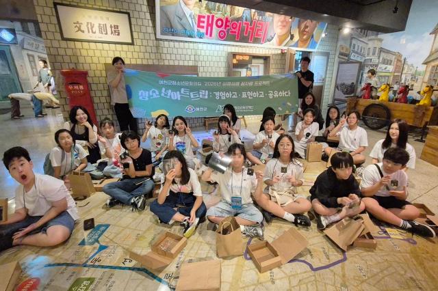‘청소년 문화예술 프로젝트 예술여행’에 참여한 예천지역 청소년들이 대구 문화예술 현장을 탐방하며 창작·체험 활동을 하고 있다사진예천군