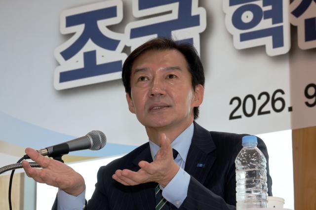 조국 조국혁신당 혁신정책연구원 원장이 지난 2일 오후 전남광주 신안군보훈회관에서 강연하고 있다 사진연합뉴스