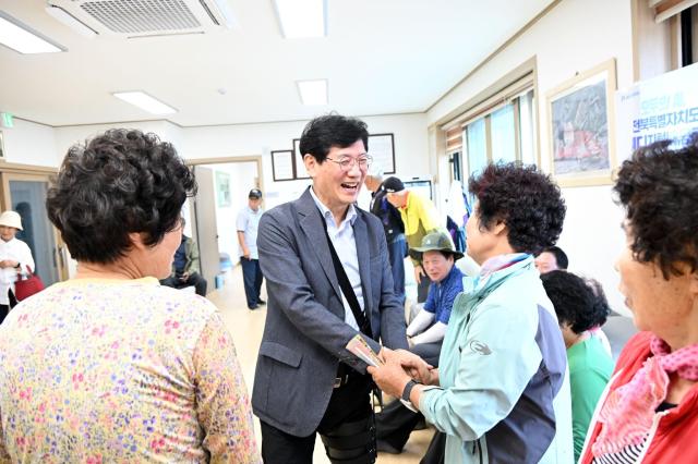 최훈식 장수군수가운데가 사회복지시설을 찾아 대화를 나누고 있다사진장수군