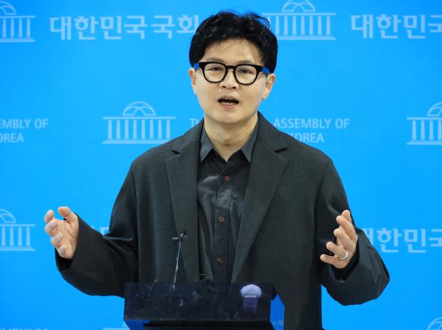 한동훈 무소속 의원이 국회 소통관 앞에서 기자들의 질문에 답하고 있다 사진연합뉴스
