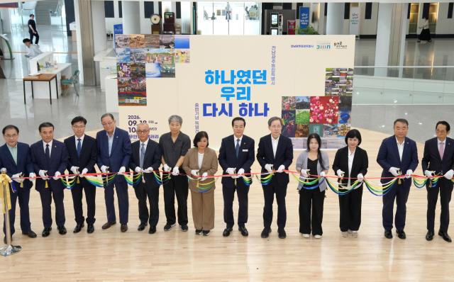 전남광주통합특별시 무안청사갤러리에서 열린 통합특별시 출범기념 특별전 ‘하나였던 우리 다시 하나’ 개막 행사에서 참석자들이 테이프 커팅을 하고 있다 이번 특별전은 전남·광주미술관 소장 작품 32점을 통해 두 지역이 함께해 온 문화와 통합의 의미를 조명하며 오는 10월 28일까지 이어진다사진전남광주통합특별시
