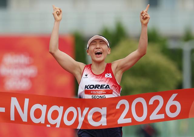 20일 일본 아이치현 안조 스포츠파크에서 열린 2026 아이치·나고야 아시안게임 근대5종 여자 개인 결승 레이저런 경기에서 한국 성승민이 결승선을 통과하며 환호하고 있다 사진연합뉴스