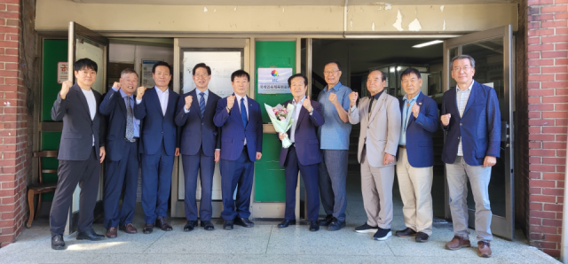 국제민속체육위원회IFC는 지난 16일 기획자문위원장으로 김재홍 17대 국회의원을 위촉하고 취임식을 가졌다 취임식 후 임원들이 기념촬영을 했다 왼쪽에서 오른쪽으로 둘째 강신복 IFC 창설위원장 넷째 양승조 제1회 국제민속체육올림픽IFO 준비위원장 여섯째 김재홍 IFC 기획자문위원장 문병호 IFC 사무총장 오른쪽 끝 손현 IFO 사무총장 사진사국제민속체육위원회