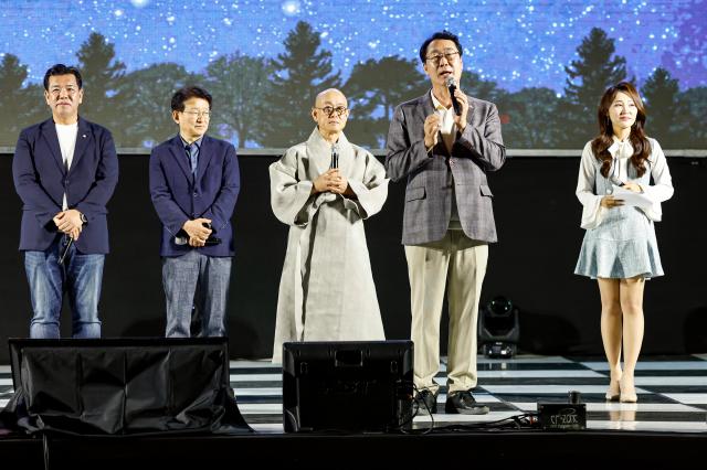정명근 화성특례시장이 19일 정조효공원에서 열린 2026 병점구 모두의 행복 콘서트에서 시민들에게 인사말을 하고 있다사진화성시