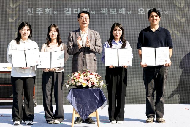 정명근 화성특례시장이 2026 화성특례시 청년의 날 기념행사에서 청년정책 아이디어 공모전 수상자들과 함께 기념촬영을 하고 있다 사진화성시