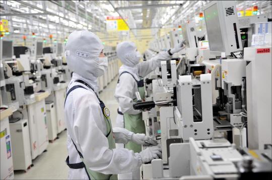 Chip bonuses drive a third of Koreas wage gains