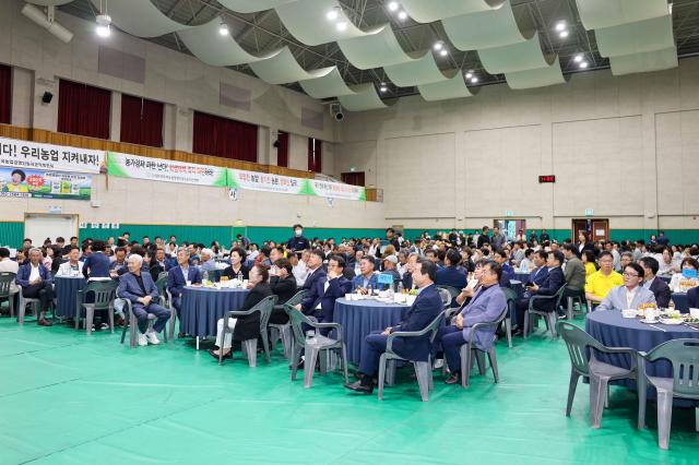 18일 ‘농업인 한마음 체육대회’에 참석한 칠곡지역 농업인들이 한 자리에서 화합을 다지고 있다 사진칠곡군