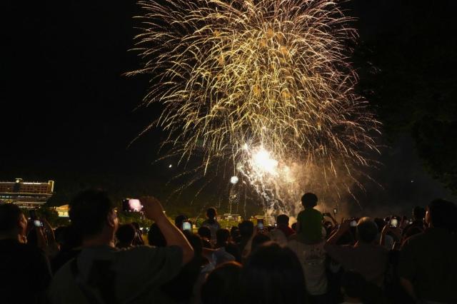 18일 ‘2026 수성못페스티벌’ 개막을 알리는 음악불꽃쇼가 수성못 밤하늘을 화려하게 수놓고 있다 사진대구 수성구