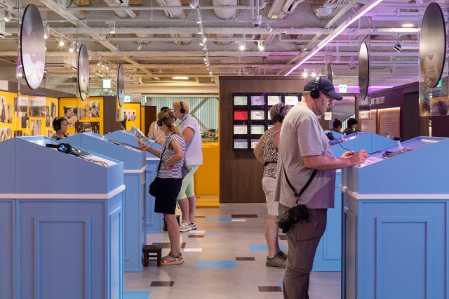 Una turista extranjera escucha las bandas sonoras de K-dramas en la zona Sound de la exhibición. [Foto=Organización de Turismo de Corea del Sur]