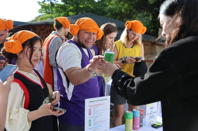 Participantes en el Campamento de Corea experimentan el característico corte de pelo de jinn jil bang (baño turco coreano). [Foto=Organización de Turismo de Corea del Sur]