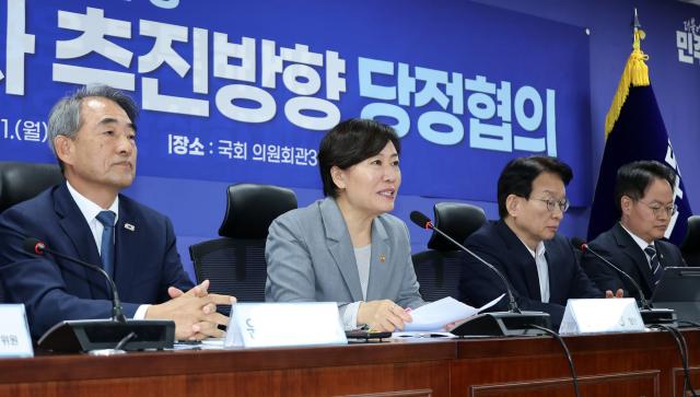 송미령 농림축산식품부 장관왼쪽 두 번째이 21일 국회 의원회관에서 열린 농지 전수조사 추진 방향 당정 협의에서 발언하고 있다사진연합뉴스