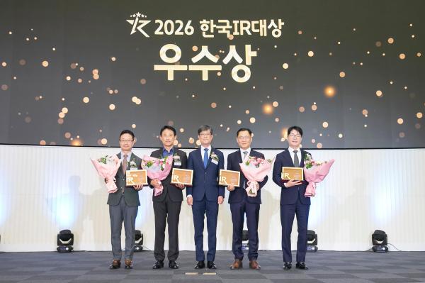 최진석 JB금융지주 대외협력본부장왼쪽부터 성기종 HD한국조선해양 전무 김기경 한국 IR협의회 회장 전태연 알테오젠 대표이사 강충길 올릭스 사장이 지난 18일 서울 여의도 한국거래소 마켓스퀘어에서 열린 2026 한국IR대상 시상식에서 기념 사진을 촬영하고 있다 사진JB금융지주