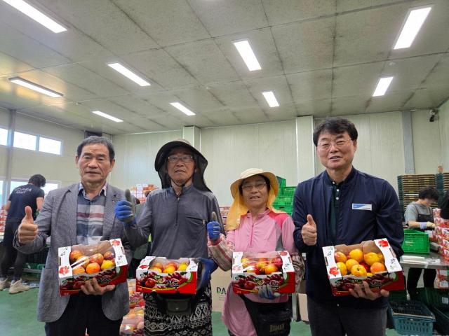 은덕우 군위군조합공동사업법인 대표오른쪽 끝가 군위 지역 농민 및 관계자와 사진 촬영을 하고 있다 사진쿠팡