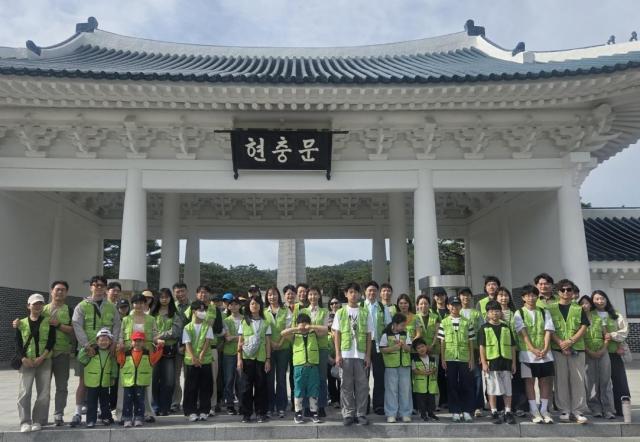 Hyundai Engineering realiza actividades de limpieza en el cementerio nacional antes del 78 aniversario del Día de las Fuerzas Armadas