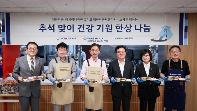 추석맞이 배식 봉사활동에 참여한 대한항공 아시아나항공 대한항공씨앤디서비스 임직원들이 기념사진을 촬영하고 있다사진대한항공