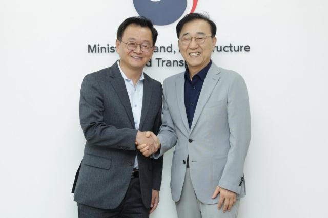 왼쪽부터민경선 고양특례시장과 김윤덕 국토교통부 장관이 기념사진을 찍고 있다 사진고양시
