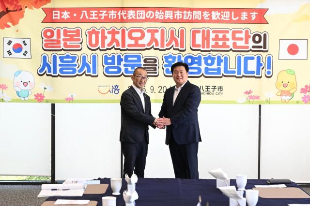 시흥시를 방문한 나카무라 히토시 하치오지시 부시장왼쪽이 20일 시흥시청에서 임병택 시흥시장오른쪽과 인사를 나누고 있다 사진시흥시