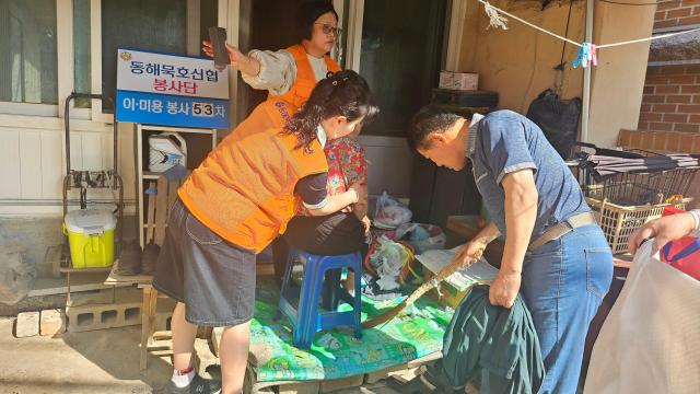 동해묵호신협은 지난 20일 동해묵호신협 봉사단을 통해 동해시 관내 거동이 불편한 어르신들을 대상으로 제53차 ‘찾아가는 이·미용 봉사’를 실시했다 사진동해묵호신협