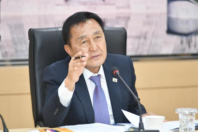 김세훈 화천군수가 지난 18일 안중기 부군수와 각 실·국·과장 실무 담당 공무원들이 참석한 가운데 추석 명절 종합대책회의를 열고 분야별 준비 상황을 점검하고 있다 사진화천군