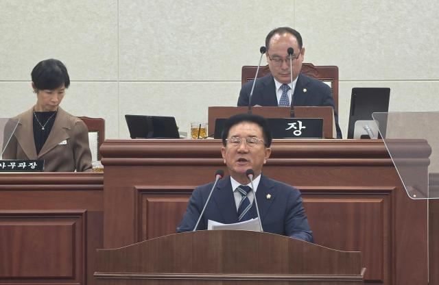 양영복 의원은 21일 열린 무안군의회 제311회 제1차 정례회 제2차 본회의 5분 자유발언에서 ‘무안군 이장 임기 및 노인회 임원 자격 기준의 합리적 개선을 위한 제도개선’을 집행부에 촉구했다사진김옥현기자
