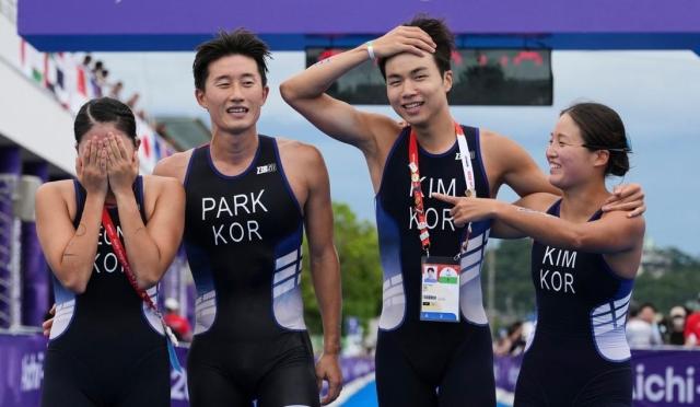 혼성 릴레이를 4위로 마친 한국 트라이애슬론 대표팀 사진AP·연합뉴스