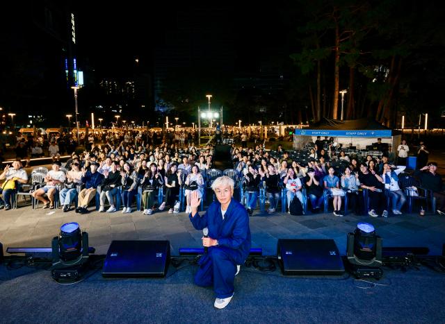 김태호 PD가 18일 대구 2·28기념중앙공원에서 열린 청년 팝업클래스를 마친 뒤 참가 청년들과 기념 촬영을 하고 있다 사진대구 중구