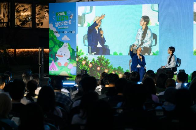 김태호 PD가 18일 대구 2·28기념중앙공원에서 열린 청년 팝업클래스에서 청년들과 진로와 도전에 대한 이야기를 나누고 있다 사진대구 중구