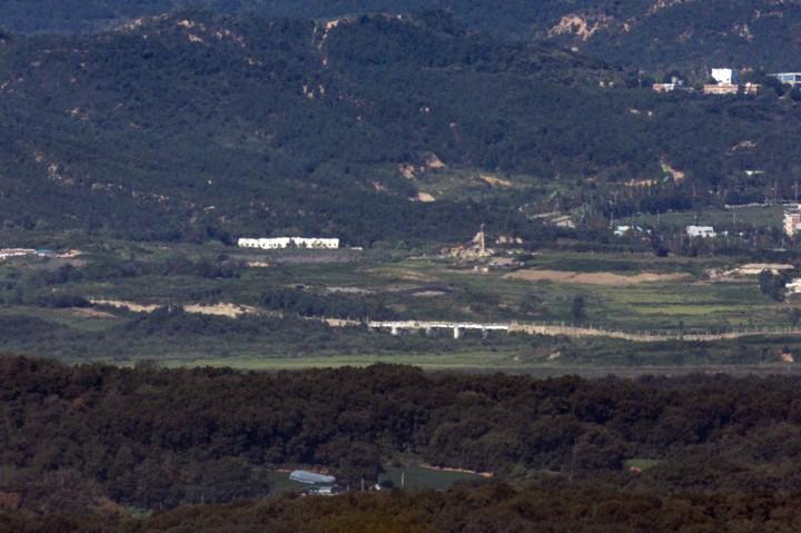 합참 DMZ 군사분계선 이남서 미상 폭발…간부 3명 부상