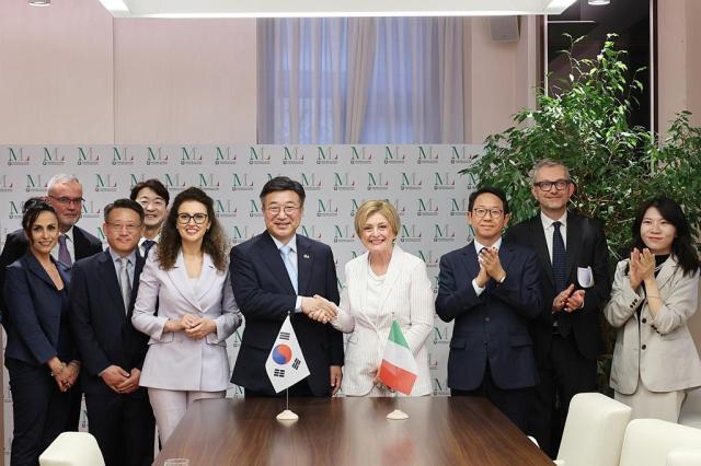 윤호중 행정안전부 장관이 지난 6월 11일현지시간 이탈리아 로마 노동사회정책부에서 마리나 엘비라 칼데로네 이탈리아 노동사회정책부장관과 회담을 진행했다 사진행안부 