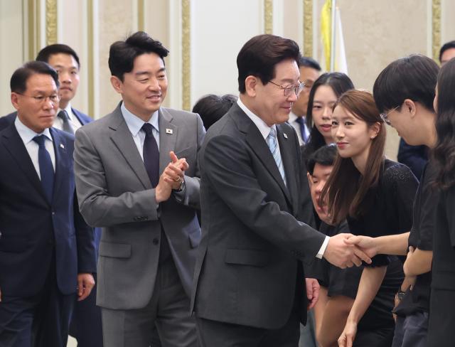 이재명 대통령이 지난 19일 청와대에서 열린 청년의 날 기념식에 입장하며 참석자들과 인사하고 있다 사진연합뉴스