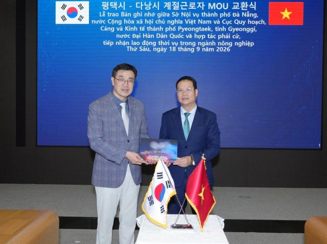 최원용 시장이 응우엔 마인 홍 다낭시장과 기념사진을 찍고 있다 사진평택시