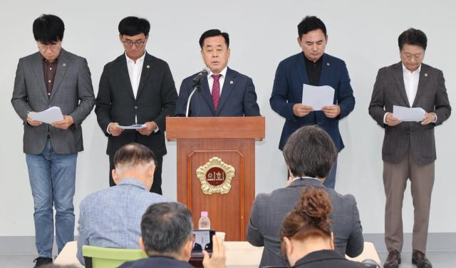김희수 경북도의회 의장이 21일 오후 2시 경북 동부청사 대회의실에서 미래대응기금 신설과 관련한 성명서를 발표하고 있다 사진경상북도의회