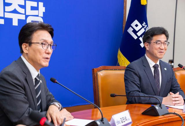 김민석 더불어민주당 대표가 21일 국회에서 취임 인사차 방문한 오준호 기본소득당 대표에게 인사말을 하고 있다사진연합뉴스