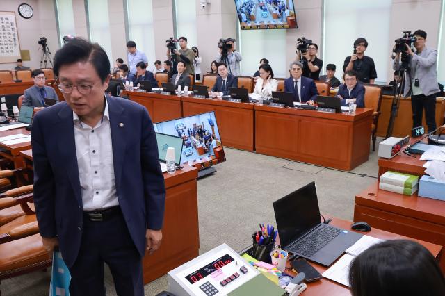21일 국회 법제사법위원회 전체회의에서 야당 간사인 박형수 국민의힘 의원이 조희대 대법원장을 국정감사 증인으로 채택하는 것과 관련해 반대 입장을 밝히며 위원장인 서영교 더불어민주당 의원의 의사진행에 항의하고 있다사진연합뉴스