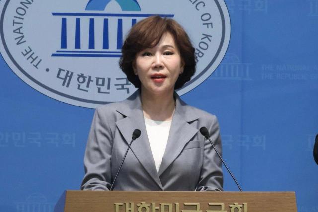 전현희 더불어민주당 의원이 21일 국회 소통관 기자회견장에서 토지임대부 주택 확대와 청년·무주택 서민의 주거 안정을 위한 주택도시기금법 개정안을 대표 발의했다사진전현희 의원실