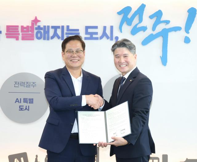 조지훈 전주시장왼쪽과 홍건표 천마개발 대표가 21일 전주대대 이전 및 부지개발사업 민자유치시행 변경 협약을 체결하고 있다사진전주시